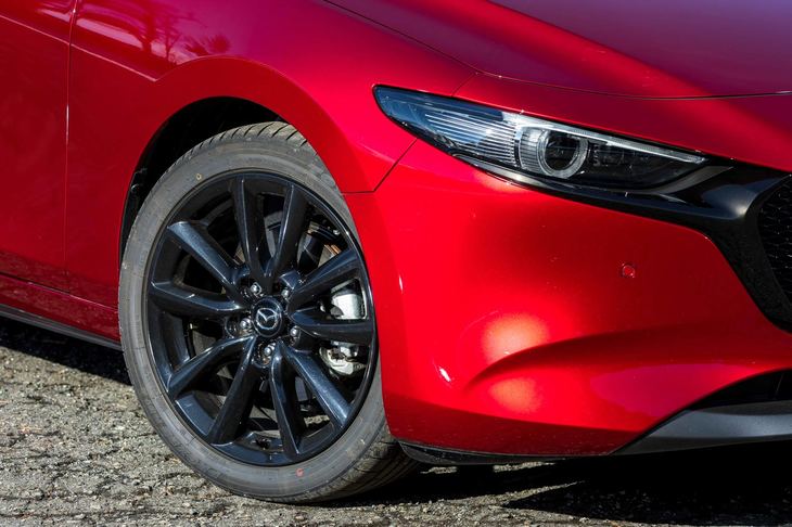 ブラックメタリック塗装の18インチアルミホイールは「スカイアクティブX」搭載車の専用装備。他のモデルではグレーメタリック塗装となっている。