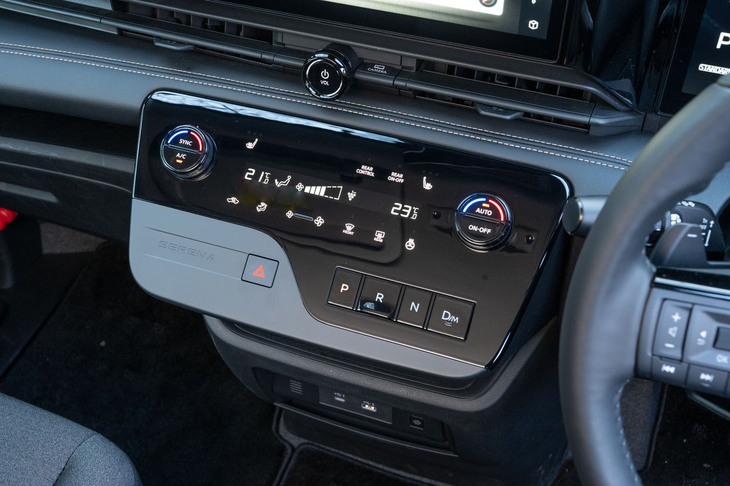 空調の操作パネルはタッチスクリーンとダイヤル式コントローラーの組み合わせ。シフトセレクターは押しボタン式となっている。