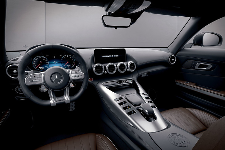 センターコンソールの新たな意匠は、V8エンジンをモチーフにしたもの。