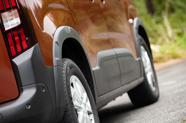 ホイールアーチやサイドシルには樹脂によるクラッディングが施されている。