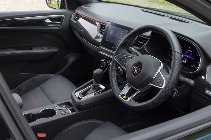 レッドの差し色でスポーティーにデザインされたコックピット。「アルカナR.S.ライン マイルドハイブリッド」には、フルハイブリッドモデルにはないシフトパドルが備わる。