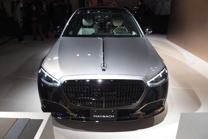 マイバッハS580ナイトエディション（フロントビュー）