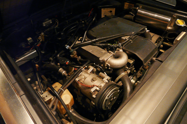 パワーユニットには「PRVエンジン」と呼ばれる、プジョー、ルノー、ボルボが共同開発した2.8リッターV6エンジンが採用された。