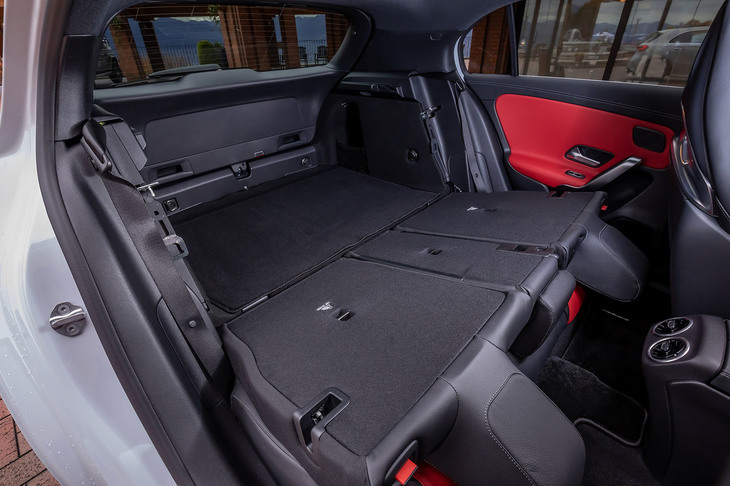 荷室容量は5人乗車の通常使用時で370リッター。後席バックレストをすべて前方に倒した状態（写真）では、容量は最大1210リッターにまで拡大できる。