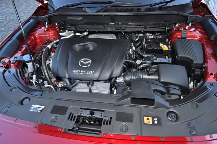 2.5リッターガソリンの出力とトルクは184psと25.0kgm。「25S Lパッケージ」4WD仕様のJC08モード燃費は14.6km/リッター。