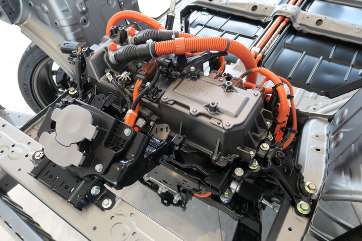 フロントまわりには充電ソケットやDC/DCコンバーター、（写真の展示にはなかったが）電装品を稼働させる12Vバッテリーなどが搭載される。