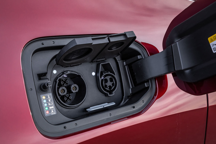 ボディー右のリアフェンダーに充電口を配置。普通充電用とCHAdeMO（チャデモ）対応の急速充電用のソケットが1カ所にまとまっている。