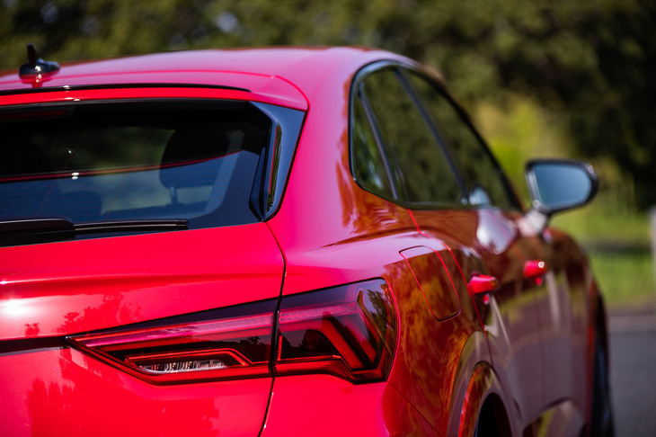 ベースの「Q3スポーツバック」よりも全幅が15mm拡大されている「RS Q3スポーツバック」。ブリスター形状のフェンダーは、往年の「アウディ・クワトロ」をモチーフにしたもの。