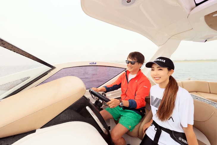 最高出力300PSという大パワーエンジン2基掛けによる「SR330」の走りは豪快。アクセルをオン・オフして船体をバランスさせつつリーンして曲がる感覚は二輪にも通じる。