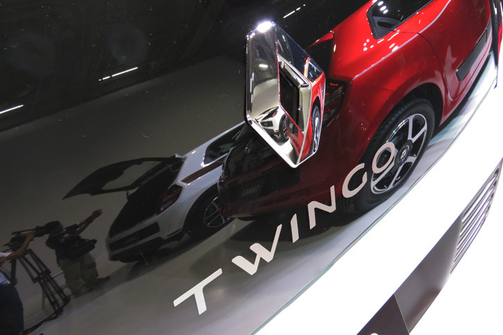 ルノー・トゥインゴ インテンス キャンバストップ（リアエンブレム）