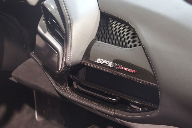 フェラーリSF90スパイダー（インテリア）