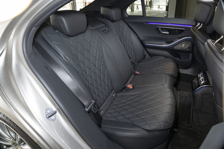 試乗車にはクロスステッチ入りのナッパレザーシートや、ブルメスターの3Dサラウンドサウンドシステムなどからなる「レザーエクスクルーシブパッケージ」が採用されていた。