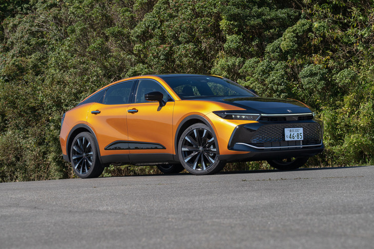 16代目にしてびっくりするほどの変身を遂げた「トヨタ・クラウン」。大胆なツートンカラーも採用した。（写真＝向後一宏）