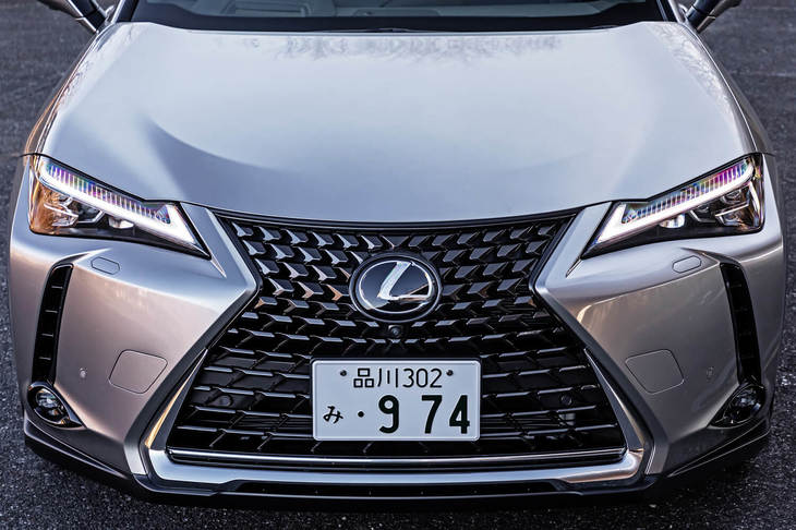 大型の「スピンドルグリル」を採用した「UX」のフロントフェイス。ひと目でレクサスだと分かるデザインが特徴だ。