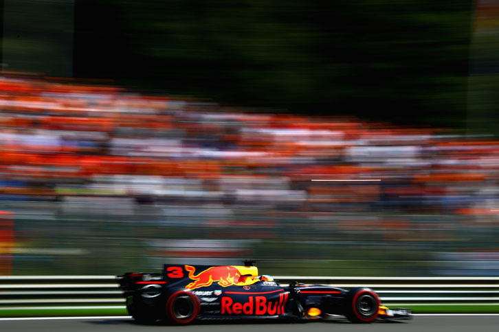 非力なルノーのパワーユニットで苦戦が予想されたレッドブルのリカルド（写真）だったが、幸運と巧みなレース運びで見事表彰台3位を獲得。レース開始早々に前を走るチームメイトのマックス・フェルスタッペンがリタイアし5位、ライコネンのペナルティーで4位、そしてセーフティーカー後の再スタートではバルテリ・ボッタスをアウトから抜き去り3位へと駒を進めてきた。（Photo=Red Bull Racing）