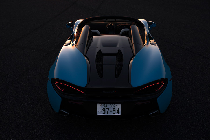 「570」シリーズのリアセクションはモデルによってデザインが大きく異なり、「570Sスパイダー」ではCピラーと一体となった2つのフェアリングが特徴となっている。