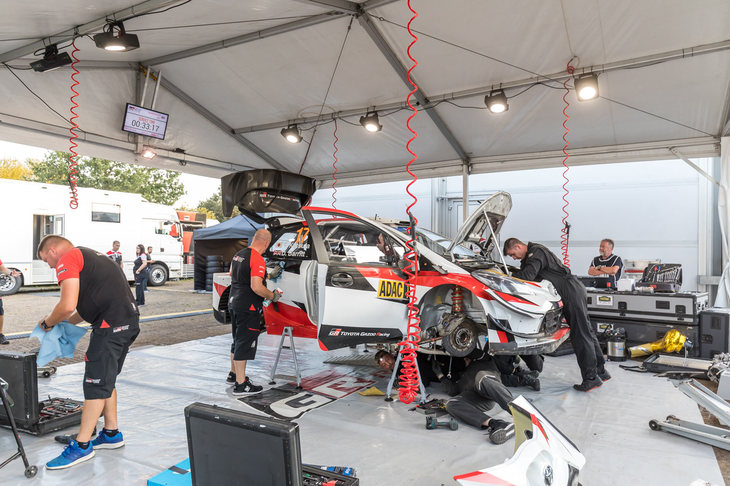 ワークス3台のサービスの横に設置された勝田貴元／ダニエル・バリット組のサービス。スポンサーロゴがなくスッキリした見た目のマシンが、逆に新鮮。