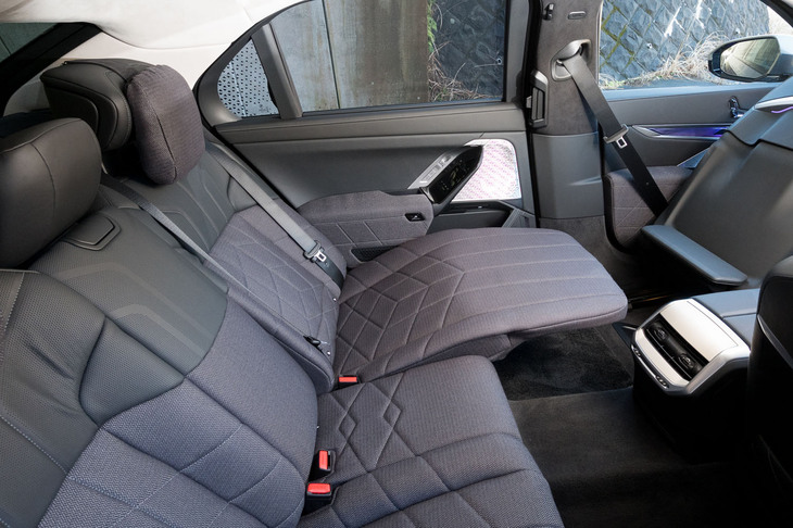 スイッチひとつでオットマンが立ち上がり、背もたれがリクライニングし、助手席が前に倒れる。