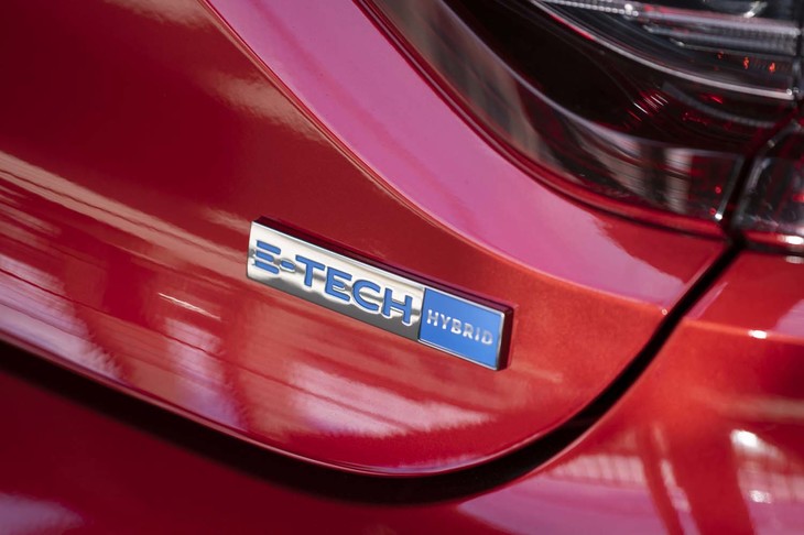 リアには「E-TECH HYBRID」のバッジが貼られる。