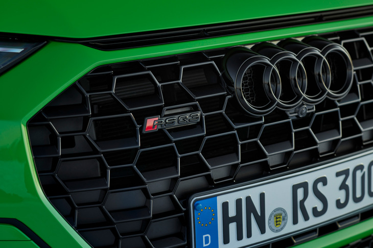 ブラックアウトされた「RS Q3」のバッジと“フォーシルバーリングス”のエンブレム。シルバー基調の仕様も選択可能となっている。