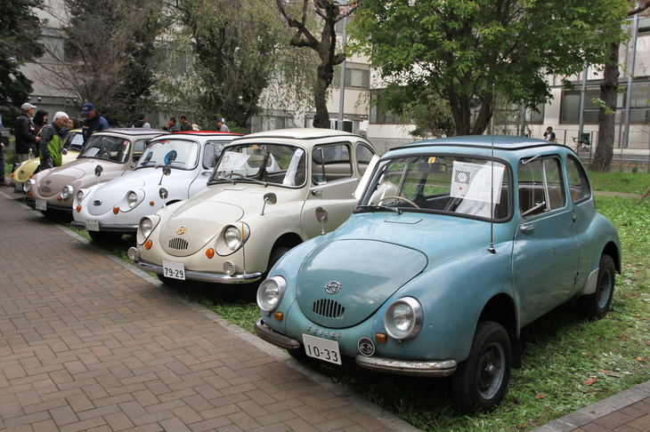 1958年に誕生した、時代を超越して日本が世界に誇る傑作車である「スバル360」が並んでいた。手前の“出目金（ヘッドライトがフェンダーに直接埋め込まれている初期型）”が放つ、ただならぬ雰囲気に吸い寄せられたところ、フロントバンパーが分割式であることに気づいた。これは1959年式までの特徴である。