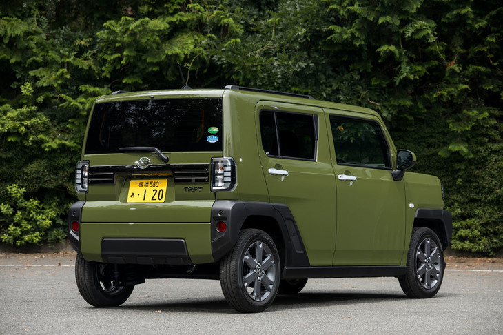 スクエアなスタイリングが特徴の軽クロスオーバー「ダイハツ・タフト」。2019年の東京モーターショーでコンセプトモデルがお披露目されてから、わずか7カ月での市販モデル登場となった。