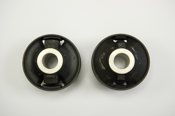 右が従来型の、左が新型のブッシュ。新型の方が、すぐりが大きくなっている。