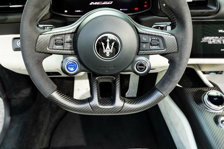 始動スイッチは、ステアリングホイールのセンター左下にレイアウトされている。同右下にはローンチコントロールボタンが備わる。