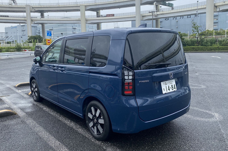 従来型のリアコンビランプデザインが横基調だったのに対して、新型では四角形のLEDランプを縦方向に並べたものに変更。新しさと機能性が表現されている。