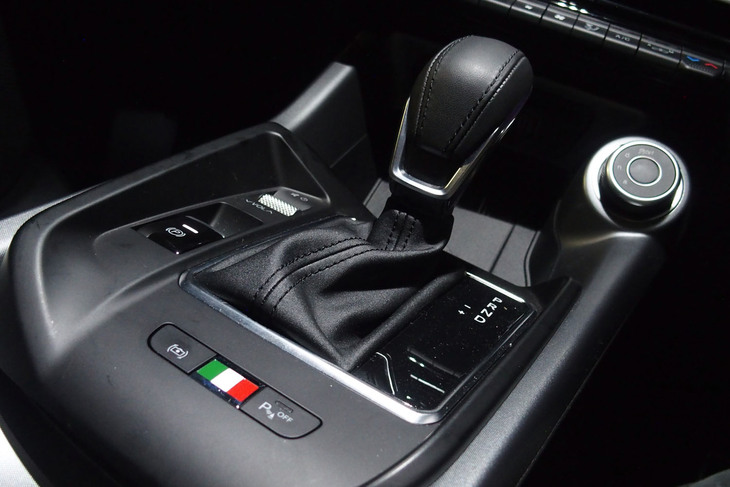 「トナーレ」の7段DCTには、どことなくかつての「セレスピード」的な味わいも感じられた。発進から15～20km/h前後までの低速走行は主にモーターが担当する。