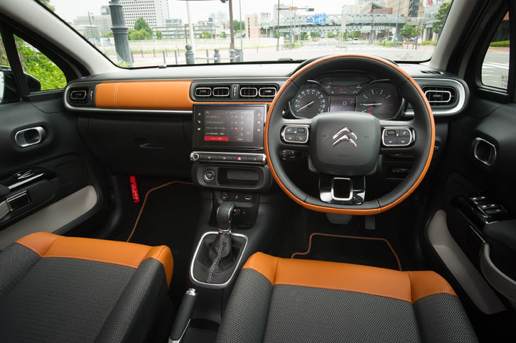 随所に「コロラド」カラーのテップレザーによるアクセントが施されたインテリア。このカラーリングも「デビューエディション」の専用装備。