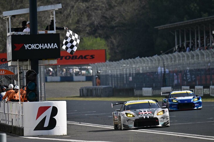 GT300クラスは、予選2位スタートのNo.2 muta Racing GR86 GT（堤 優威／平良 響）が勝利した。