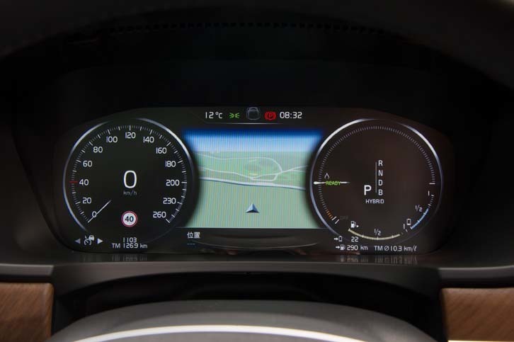 メーターパネルは12.3インチのフル液晶タイプ。写真のようにナビの情報を表示することもできる。