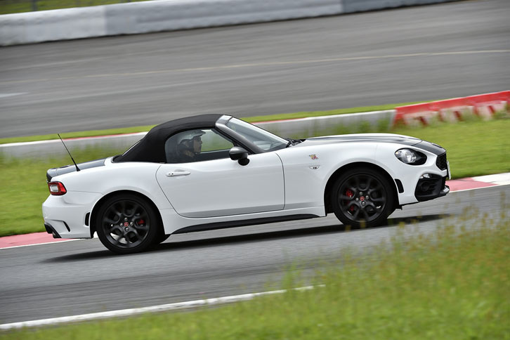 富士スピードウェイを行く「124スパイダー」。