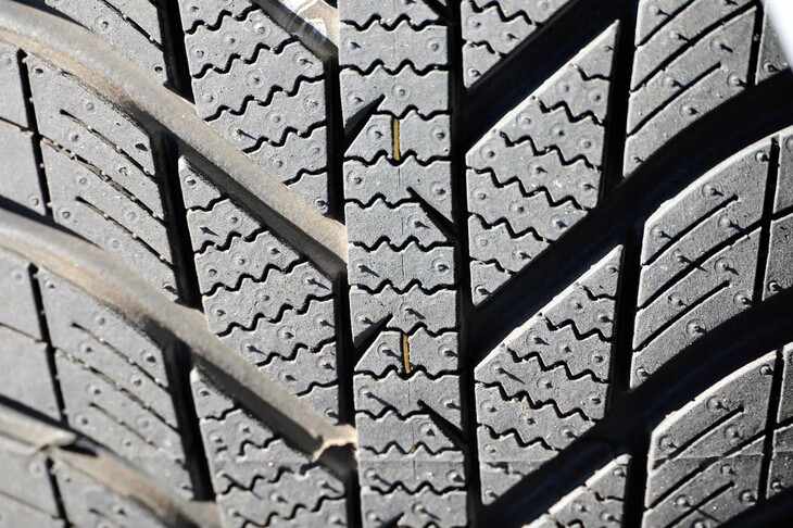 オールシーズンタイヤの「エヌブルー4シーズン」では、トレッドパターンのセンター部に、ウインタータイヤゆずりの「3Dウィンターサイプ」を採用。雪上でのトラクション性能を高めている。