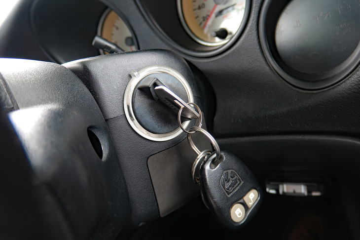 オプションなのか標準装備なのかは知らないが、記者の「バイパー」にはイモビライザーが付いており、リモコンキーの信号を受信しないと、キーをひねってもエンジンがかからない。