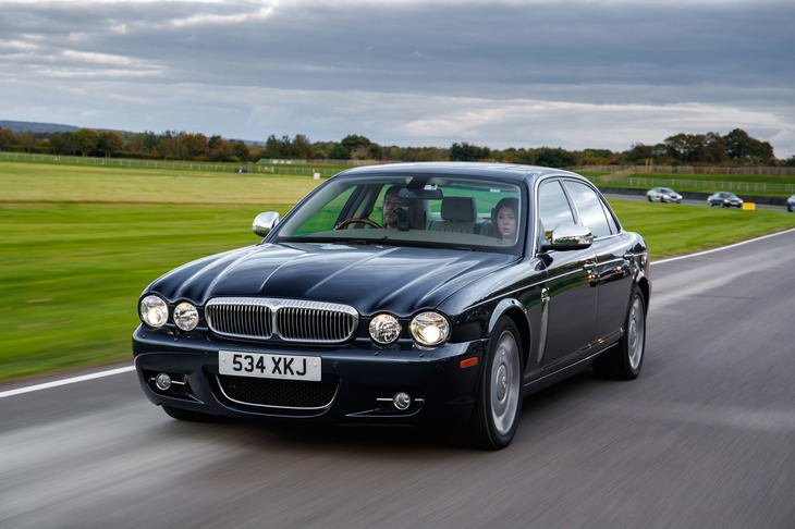 2008年式「デイムラー・スーパーV8」