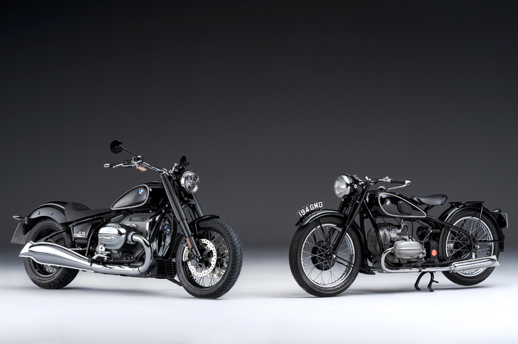 BMWの最新モデル「R18」（左）と、1936年デビューの「R5」（右）。