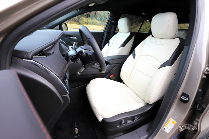 シート表皮には手触りのよい本革を採用。前席にはヒーターとベンチレーション機能、電動調整機能（運転席メモリー機能付き）などが標準装備される。