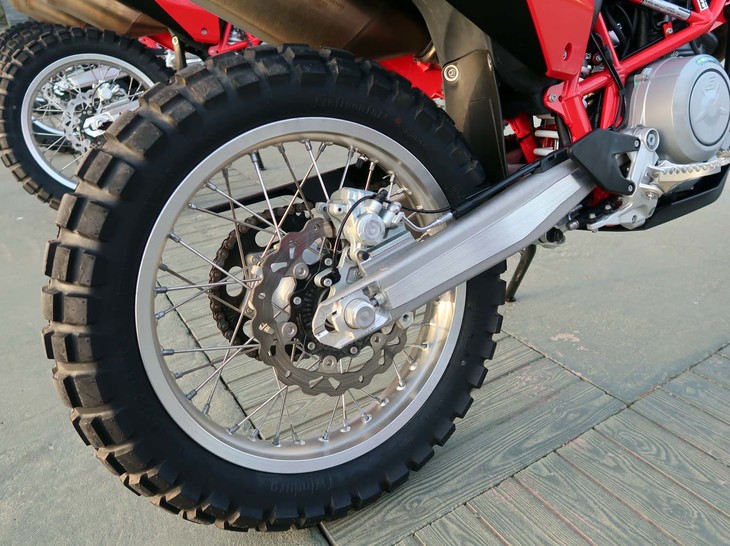 「ES700」のリアホイールは18インチ。本格的なオフロード走行が可能なタイヤが組み合わされる。