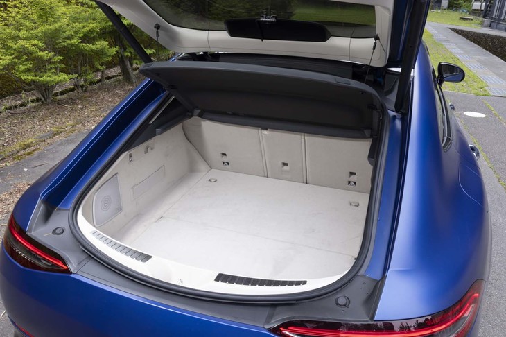 荷室の容量は456～1324リッター。ハイトはないが、絶対的な奥行きの広さで容量を稼ぎ出している。