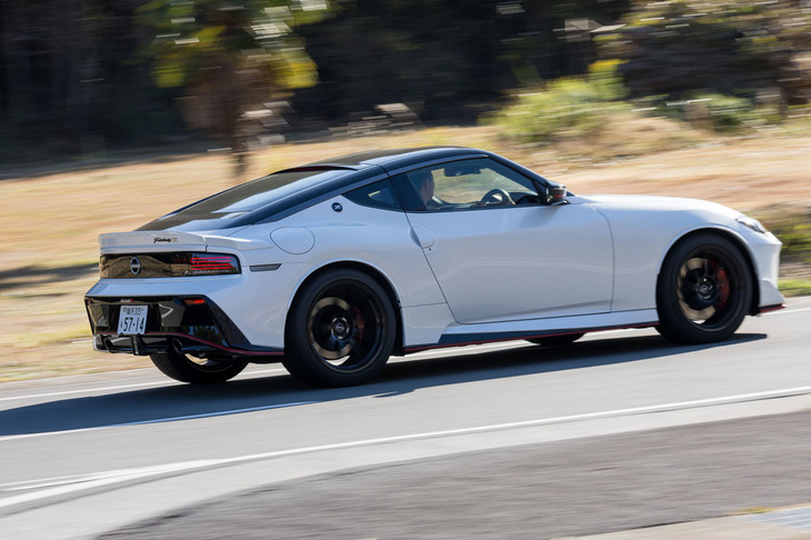 峠道もさっそうと走れる「フェアレディZ  NISMO」。リアアクスルにはメカニカルLSDが標準で装備されている。