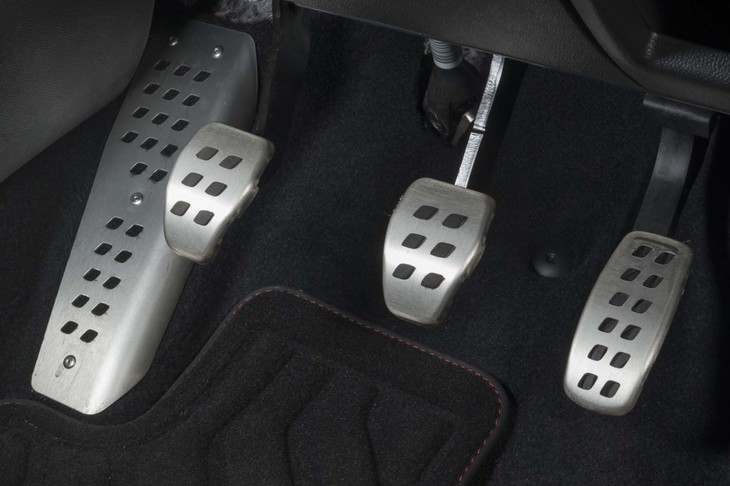 3本のペダルとフットレストはすべてアルミ製。クラッチペダルが軽く踏み込めるので、日常使いにも十分。