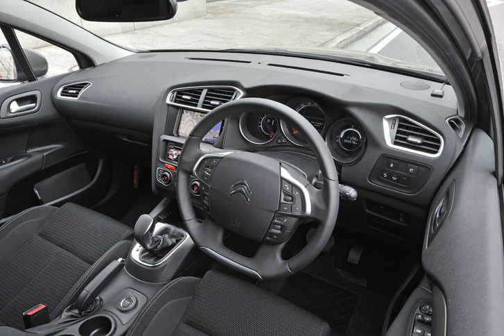 「C4」のインテリア。試乗車のセンターパネルには、SDメモリーカーナビのほか、最近はあまり見かけなくなった1DINのオーディオデッキが装着されていた（どちらもオプション）。