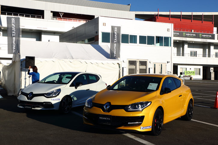 限定のマットホワイト「ブラン ジーヴル ナクレ マット」の「ルーテシア ルノースポール」と人気色であるイエローメタリック「ジョン シリウスM」の「メガーヌ ルノースポール」がステージ前に展示され、自由に触れることができた。