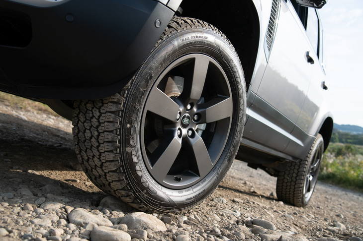タイヤには標準仕様のオフロードタイヤに加え、オールシーズンタイヤや、より堅牢（けんろう）な“プロフェッショナルオフロード”タイヤも用意されている。
