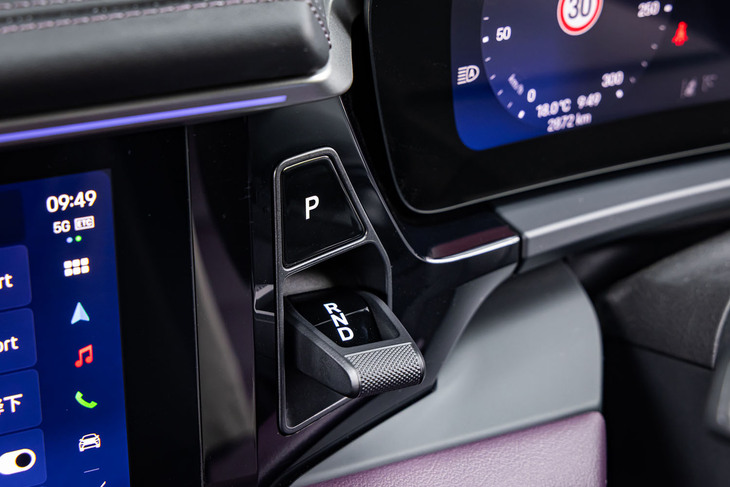 メーターパネルの左サイドにレバー式のシフトセレクターを配置。パーキングポジションには「Ｐ」が描かれたスイッチを押して入れる。シフトポジションは「R」「N」「D」の3種類とシンプルな設定だ。