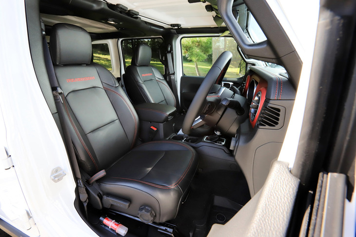 シートにはブラックおよびブラック×ヘリテージタンのツートンの2種類の色を用意。試乗した「ルビコン」にはブラックのレザーシートが装備されていた。