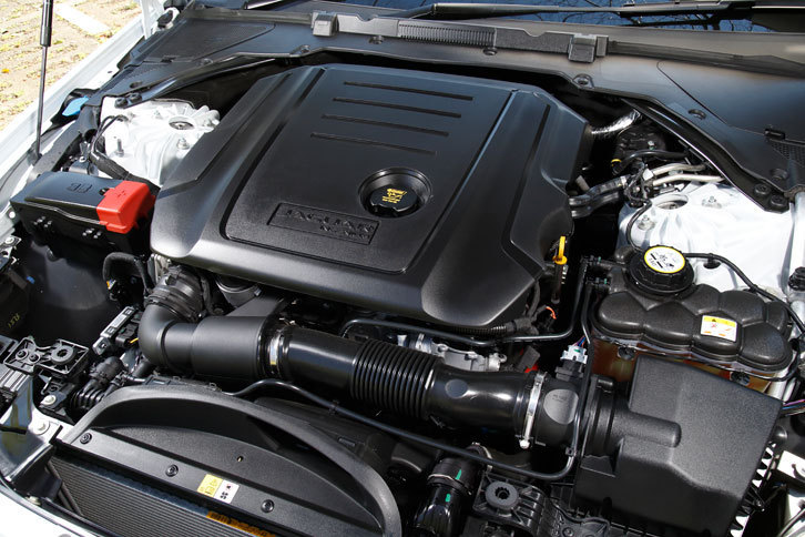 ジャガー・ランドローバーが自社開発した2リッター直4ディーゼルターボエンジン。最高出力180ps、最大トルク43.8kgmを発生する。