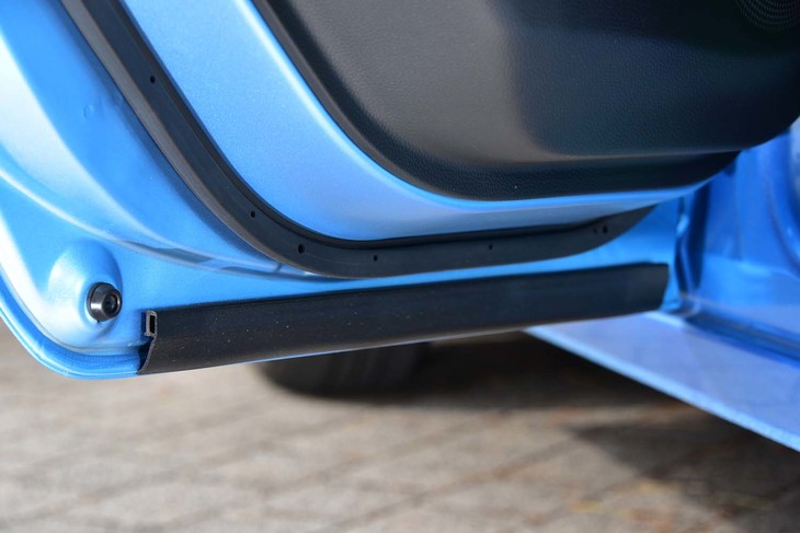 静粛性へのこだわりも新型「フィット」の特徴のひとつ。写真のリアドア下部にはシールストリップが二重に施されている。